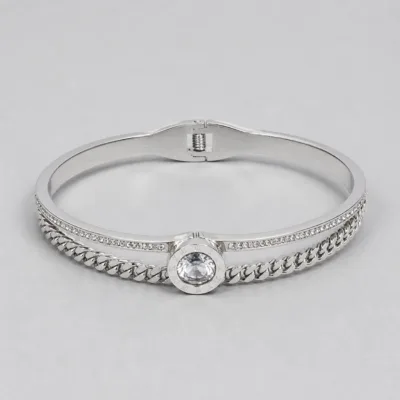 Vista frontal do bracelete prateado com cristal redondo