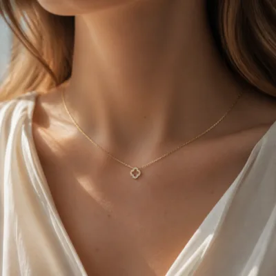 Colar dourado delicado com cristais usado ao pescoço