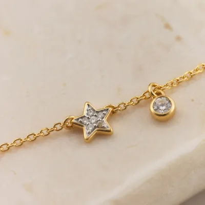 Pormenor das motivos prateados e cristais e do pendente dourado