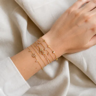 Pulseira dourada com motivos prateados e cristais usado ao pescoço