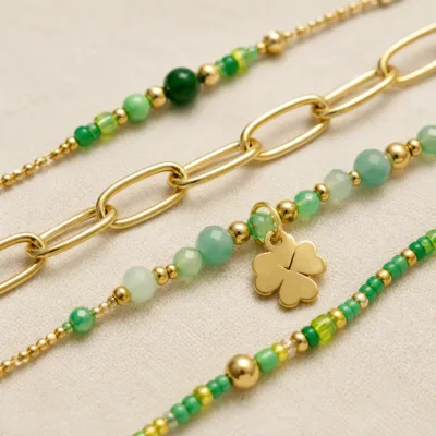 Pormenor das missangas verdes, elos ovais e pendente de trevo e do pendente dourado