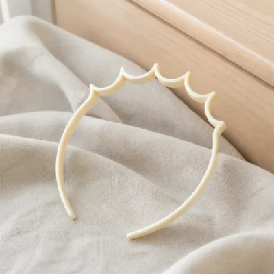 Bandolete preta ondulada num ambiente minimalista com luz natural