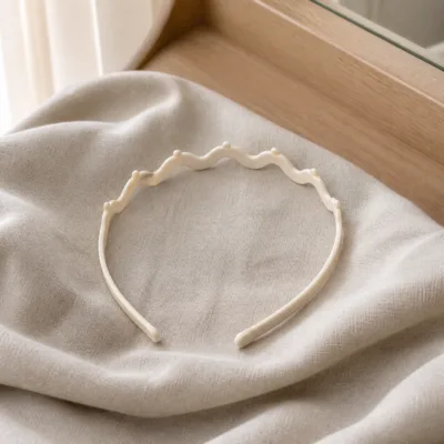Bandolete preta ondulada num ambiente minimalista com luz natural