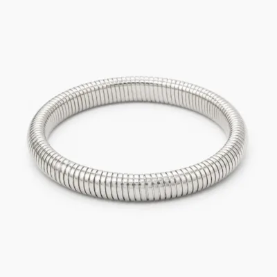 Pulseira prateada flexível com textura canelada