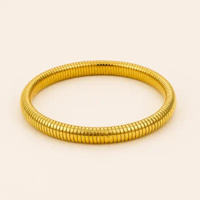 Pulseira dourada flexível com textura canelada