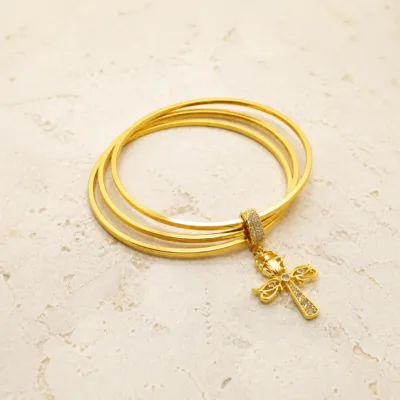 Bracelete dourado de três aros unidos com pendente de libélula
