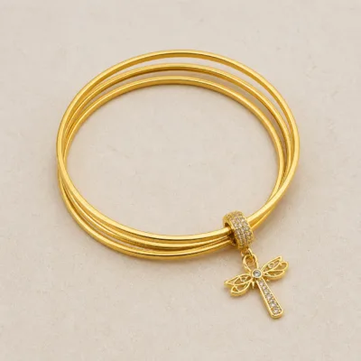 Vista superior do bracelete dourado de três aros com libélula