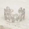 Bracelete Modelo B prateado aberto com borboletas vazadas