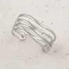 Bracelete Modelo B prateado aberto multiaros com textura martelada
