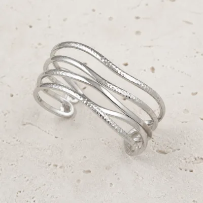 Bracelete Modelo B prateado aberto multiaros com textura martelada