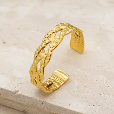 Bracelete Modelo A dourado aberto com três faixas trançadas e textura