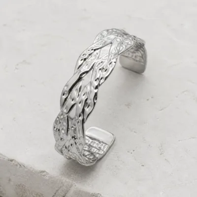 Bracelete Modelo B prateado aberto com três faixas trançadas e textura