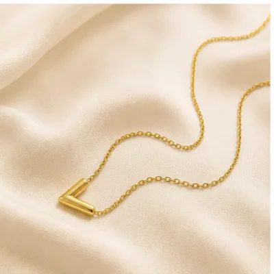 Colar dourado em V sobre tecido marfim 84422-01