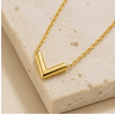 Detalhe do pendente dourado em V 84422-01