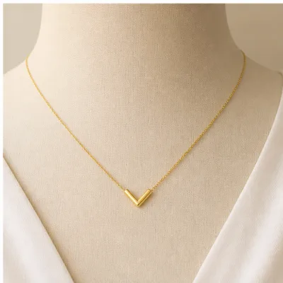 Colar dourado em V num expositor 84422-01