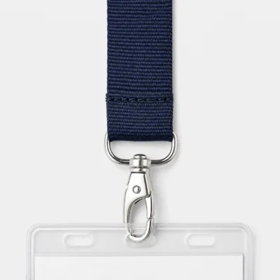 Detalhe do fecho metálico da fita azul-escura de 1,5 cm