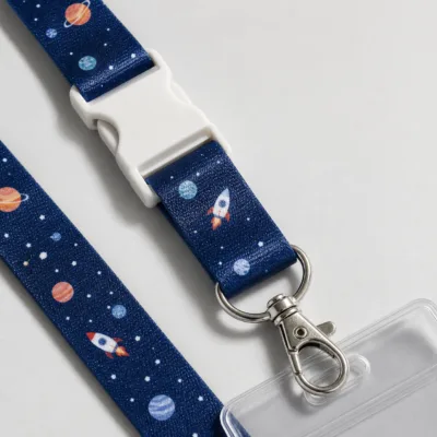 Detalhe do estampado espacial e do fecho da fita azul-marinho