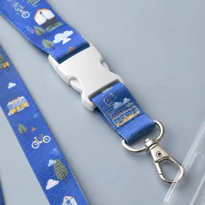 Detalhe do estampado urbano e do fecho da fita azul