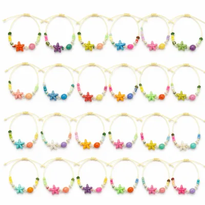 Detalhe das 24 pulseiras com contas e pendentes marítimos