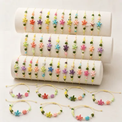 Conjunto de pulseiras marítimas em expositores de joalharia