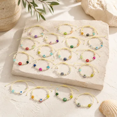 Conjunto de pulseiras coloridas com olho decorativo num expositor de joalharia