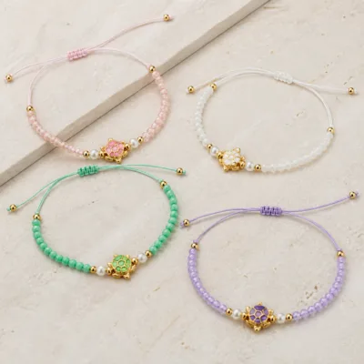 Quatro pulseiras representativas em cores pastel