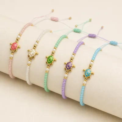 Cinco pulseiras de tartaruga em expositor de joalharia