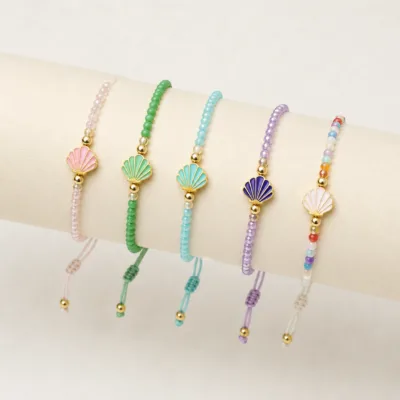 Cinco pulseiras de concha em expositor de joalharia