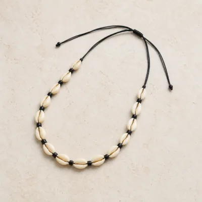 Colar Ajustável de Búzios com Cordão — Cordão preto