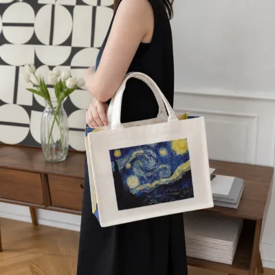 Mala tote Starry Night usada ao ombro em ambiente interior