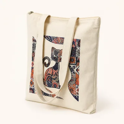 Detalhe do fecho e das alças da mala tote com gato