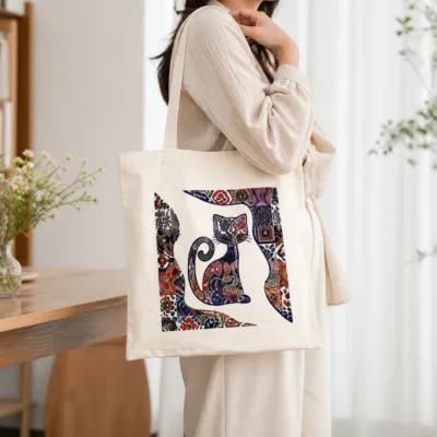 Mala tote com gato colorido usada ao ombro
