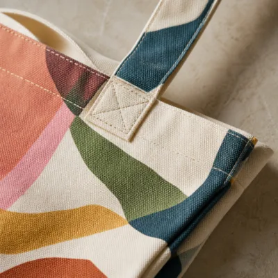 Detalhe da textura e das costuras da mala tote de lona