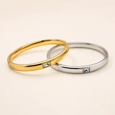 Pulseiras rígidas dourada e prateada com zircónia quadrada