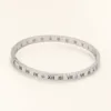 Pulseira prateada rígida com números romanos e zircónias