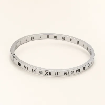 Pulseira prateada rígida com números romanos e zircónias