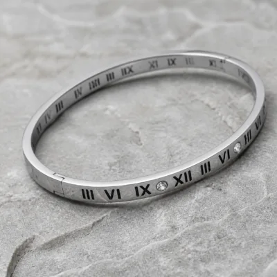 Pormenor dos números romanos e zircónias da pulseira prateada