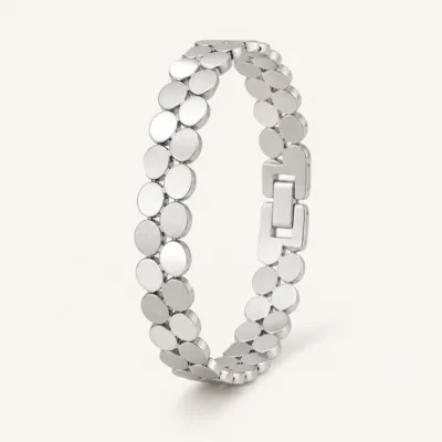 Pulseira prateada com duas filas de pequenos elos circulares