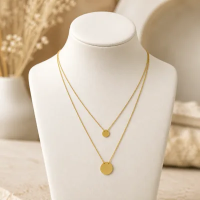 Colar dourado em camadas num expositor branco 84728-07
