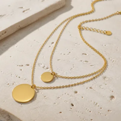 Detalhe das medalhas redondas do colar dourado 84728-07
