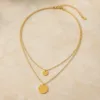 Colar dourado de duas camadas com medalhas redondas 84728-07