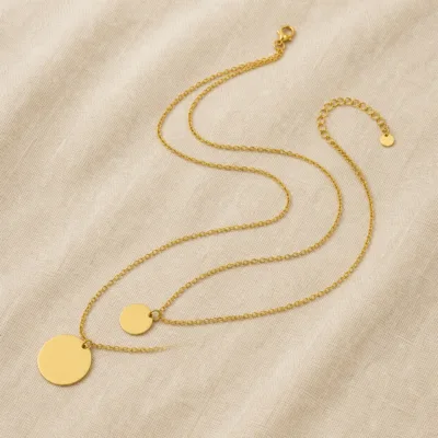 Colar dourado de duas camadas sobre linho bege 84728-07
