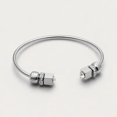 Bracelete Modelo B prateado aberto com terminais geométricos e cristais