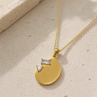 Colar Dourado com Medalha e Cristais, 84801-01