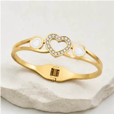 Pulseira Rígida com Três Corações e Cristais — Dourado