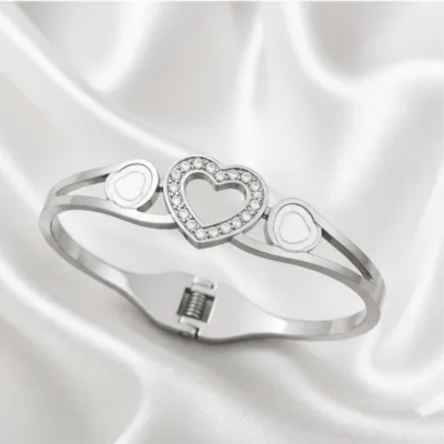 Pulseira Rígida com Três Corações e Cristais — Prateado