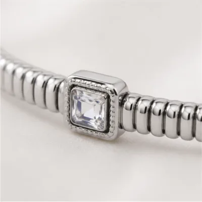 Close view of square clear accent and ribbed band on bangle 84822