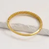 Pulseira Rígida Dourada com Textura Entrançada — Dourado