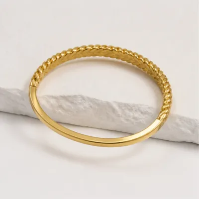 Pulseira Rígida Dourada com Textura Entrançada — Dourado