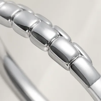 Close view of rounded segments on bangle 84834